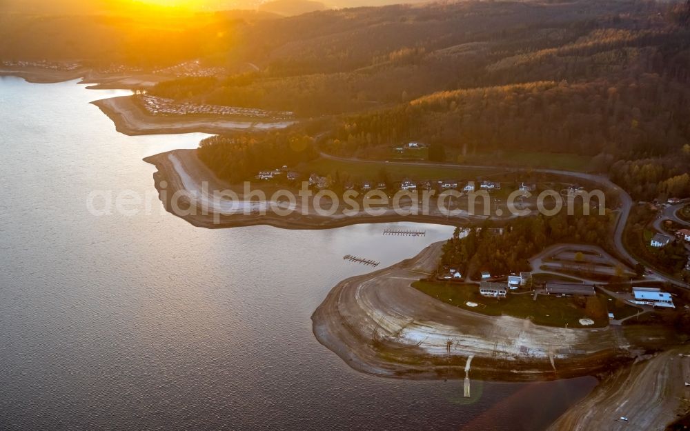 Aerial image Sundern (Sauerland) - Low water level and lack of water caused the shoreline areas to be exposed of Sorpesee on Sorpetalsperre in Sundern (Sauerland) in the state North Rhine-Westphalia, Germany