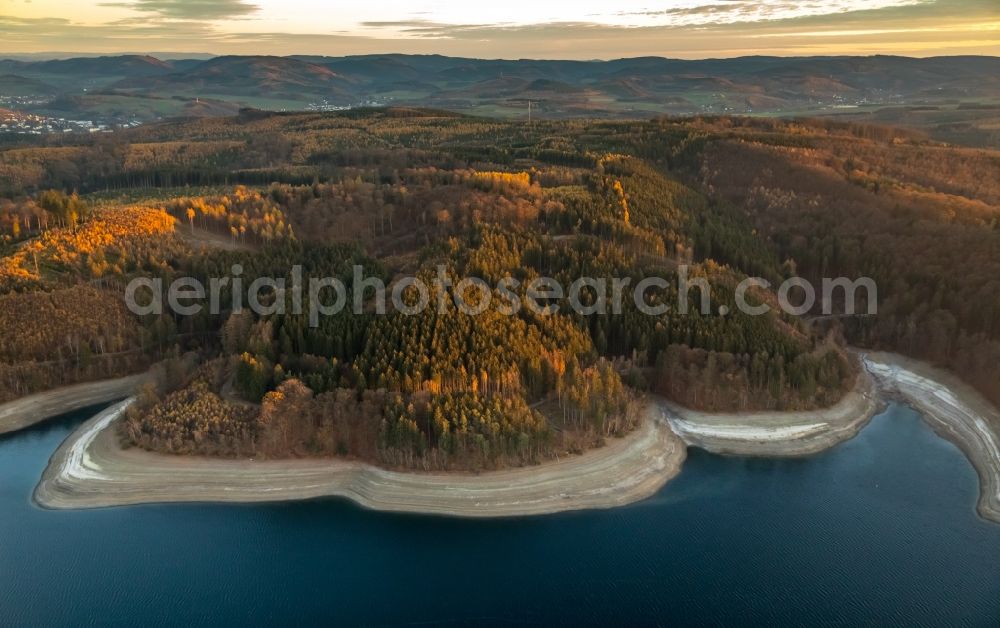 Aerial photograph Sundern (Sauerland) - Low water level and lack of water caused the shoreline areas to be exposed of Sorpesee on Sorpetalsperre in Sundern (Sauerland) in the state North Rhine-Westphalia, Germany