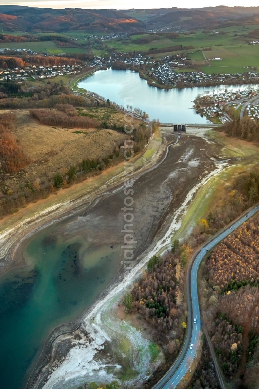 Aerial image Sundern (Sauerland) - Low water level and lack of water caused the shoreline areas to be exposed of Sorpesee on Sorpetalsperre in Sundern (Sauerland) in the state North Rhine-Westphalia, Germany