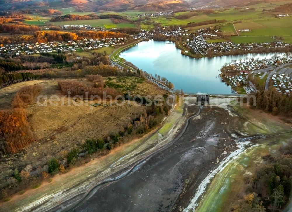 Aerial photograph Sundern (Sauerland) - Low water level and lack of water caused the shoreline areas to be exposed of Sorpesee on Sorpetalsperre in Sundern (Sauerland) in the state North Rhine-Westphalia, Germany