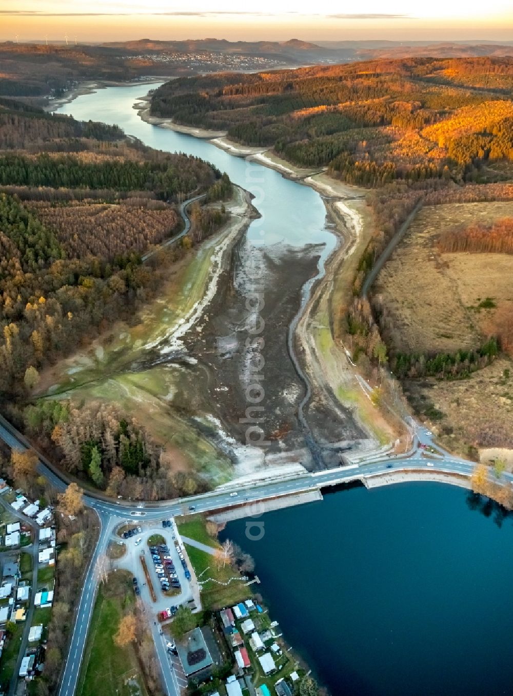 Sundern (Sauerland) from above - Low water level and lack of water caused the shoreline areas to be exposed of Sorpesee on Sorpetalsperre in Sundern (Sauerland) in the state North Rhine-Westphalia, Germany