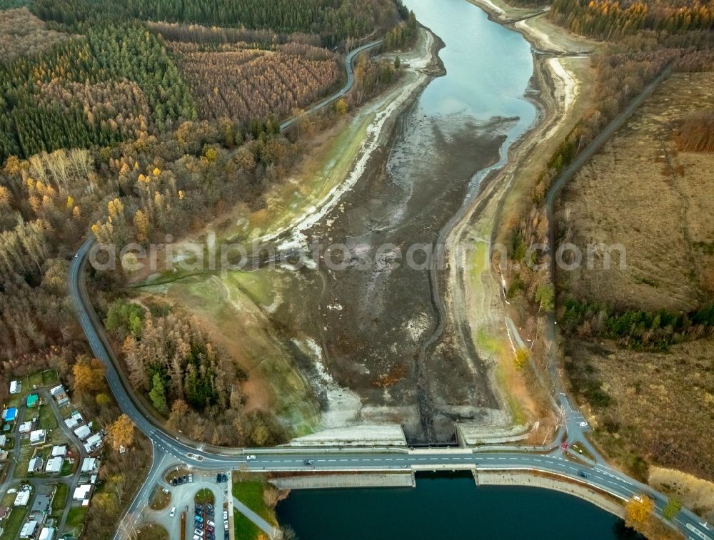 Sundern (Sauerland) from the bird's eye view: Low water level and lack of water caused the shoreline areas to be exposed of Sorpesee on Sorpetalsperre in Sundern (Sauerland) in the state North Rhine-Westphalia, Germany