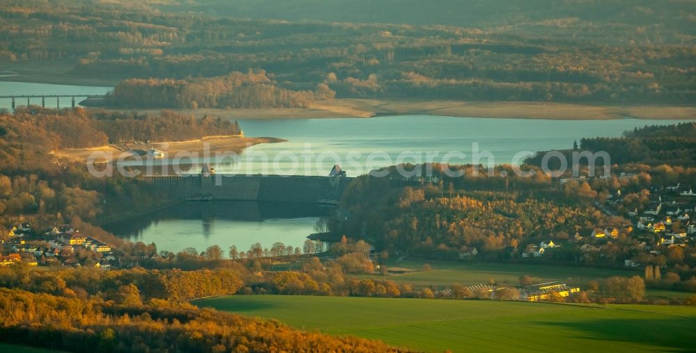 Aerial photograph Möhnesee - Low water level and lack of water caused the shoreline areas to be exposed of Stausees on Moehnetalsperre in Moehnesee in the state North Rhine-Westphalia, Germany