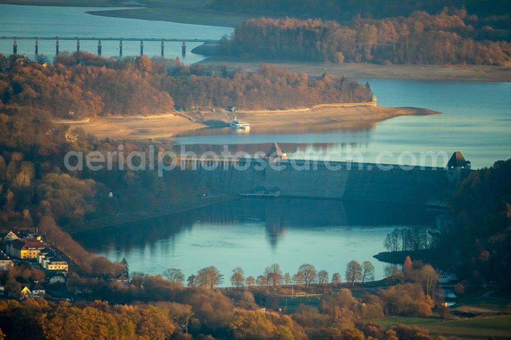 Möhnesee from the bird's eye view: Low water level and lack of water caused the shoreline areas to be exposed of Stausees on Moehnetalsperre in Moehnesee in the state North Rhine-Westphalia, Germany