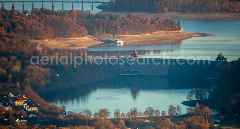 Aerial image Möhnesee - Low water level and lack of water caused the shoreline areas to be exposed of Stausees on Moehnetalsperre in Moehnesee in the state North Rhine-Westphalia, Germany