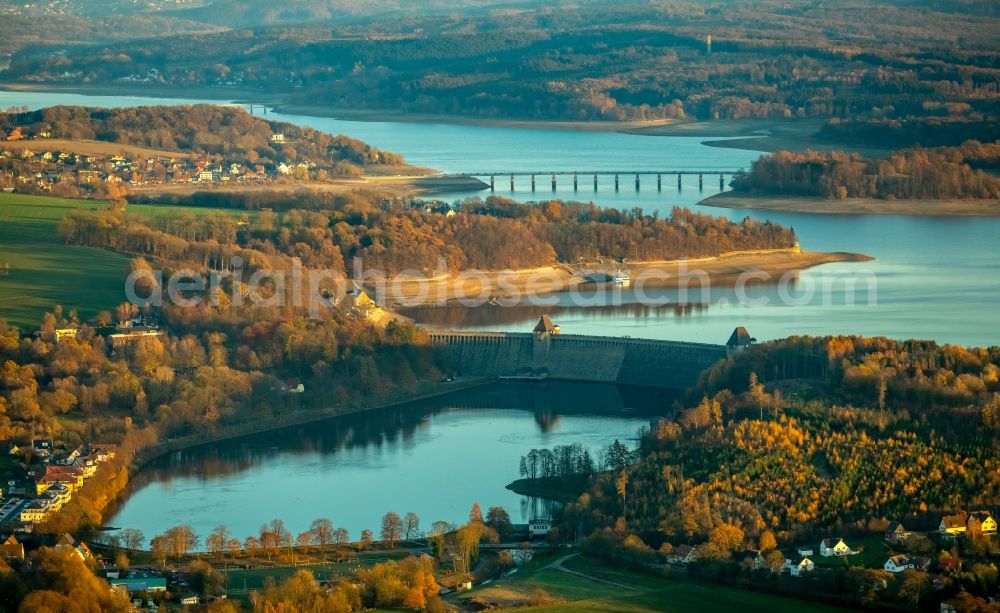 Aerial photograph Möhnesee - Low water level and lack of water caused the shoreline areas to be exposed of Stausees on Moehnetalsperre in Moehnesee in the state North Rhine-Westphalia, Germany