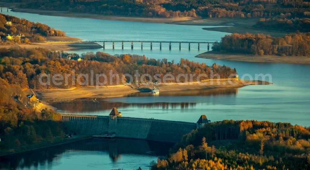 Möhnesee from the bird's eye view: Low water level and lack of water caused the shoreline areas to be exposed of Stausees on Moehnetalsperre in Moehnesee in the state North Rhine-Westphalia, Germany