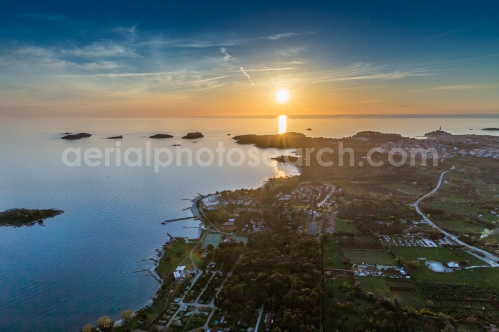 Aerial photograph Rovinj - Water surface at the seaside of the Adriatic sea at sunsetin Rovinj in Istirien - Istarska zupanija, Croatia