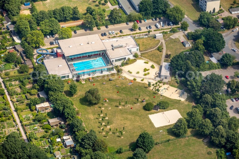 Dinslaken from the bird's eye view: Waterslide on Swimming pool of the DINonare - das stadtwerkebad on Stadtbad in Dinslaken in the state North Rhine-Westphalia, Germany