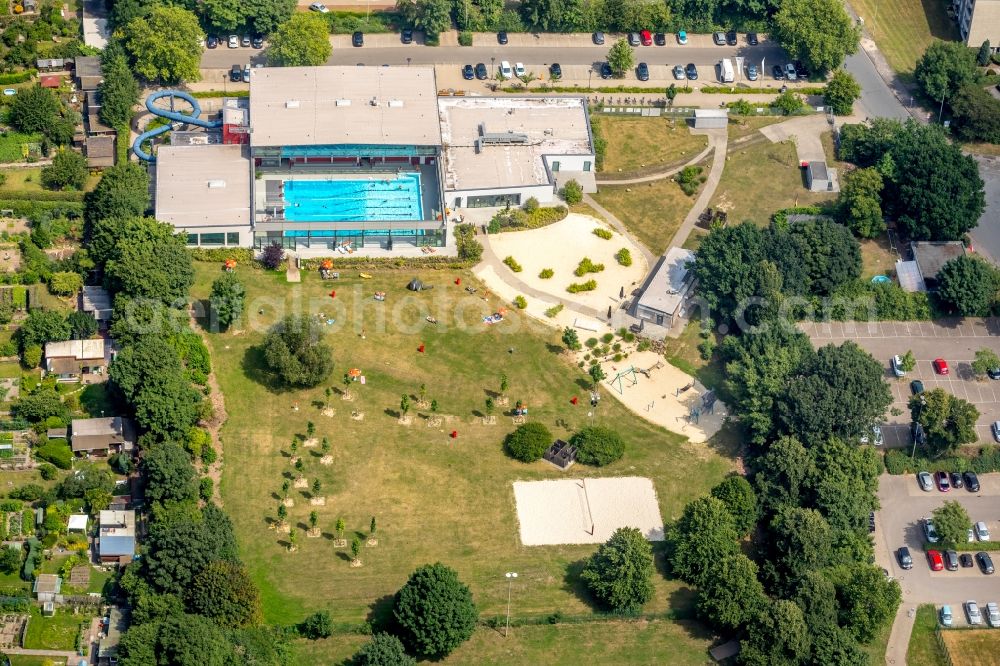 Aerial image Dinslaken - Waterslide on Swimming pool of the DINonare - das stadtwerkebad on Stadtbad in Dinslaken in the state North Rhine-Westphalia, Germany