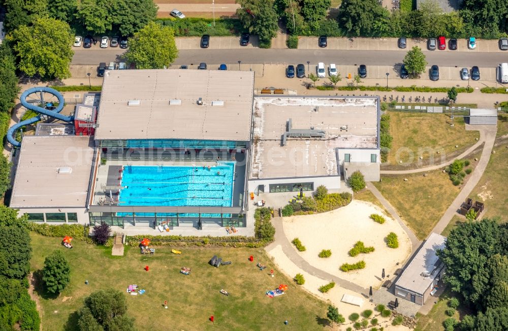 Aerial photograph Dinslaken - Waterslide on Swimming pool of the DINonare - das stadtwerkebad on Stadtbad in Dinslaken in the state North Rhine-Westphalia, Germany