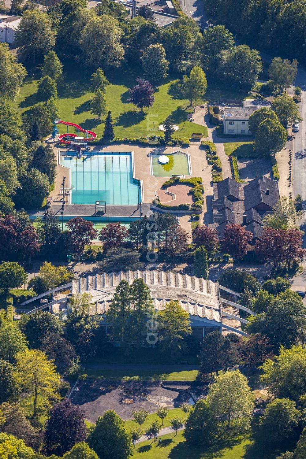 Aerial photograph Kamen - Waterslide on Swimming pool of the Freibad Kamen-Mitte Am Schwimmbad in Kamen in the state North Rhine-Westphalia, Germany