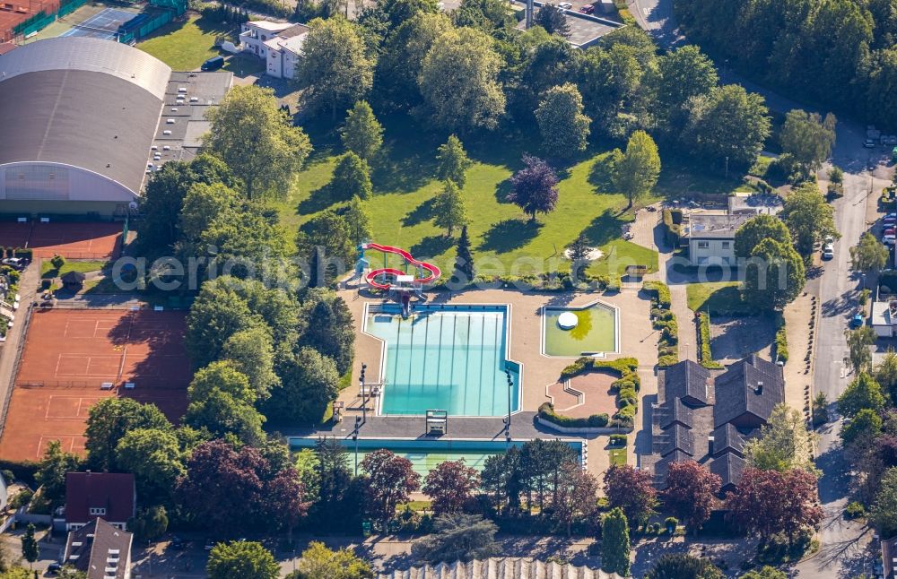 Kamen from above - Waterslide on Swimming pool of the Freibad Kamen-Mitte Am Schwimmbad in Kamen in the state North Rhine-Westphalia, Germany