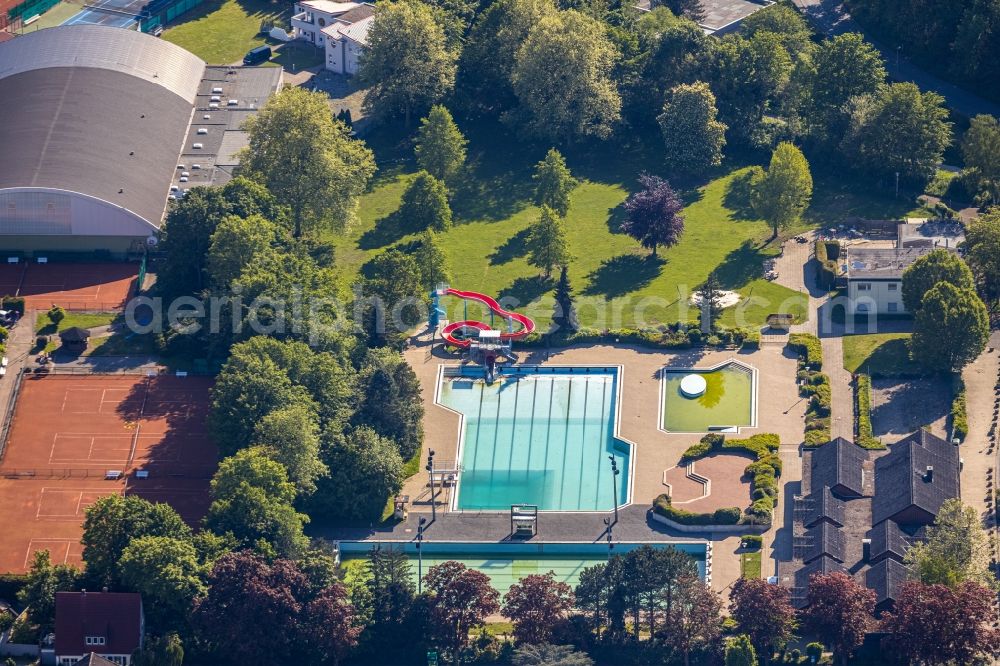 Kamen from the bird's eye view: Waterslide on Swimming pool of the Freibad Kamen-Mitte Am Schwimmbad in Kamen in the state North Rhine-Westphalia, Germany