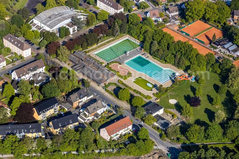 Aerial photograph Kamen - Waterslide on Swimming pool of the Freibad Kamen-Mitte Am Schwimmbad in Kamen in the state North Rhine-Westphalia, Germany