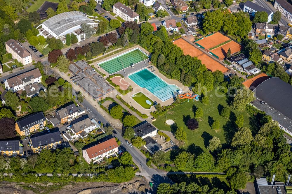 Kamen from above - Waterslide on Swimming pool of the Freibad Kamen-Mitte Am Schwimmbad in Kamen in the state North Rhine-Westphalia, Germany