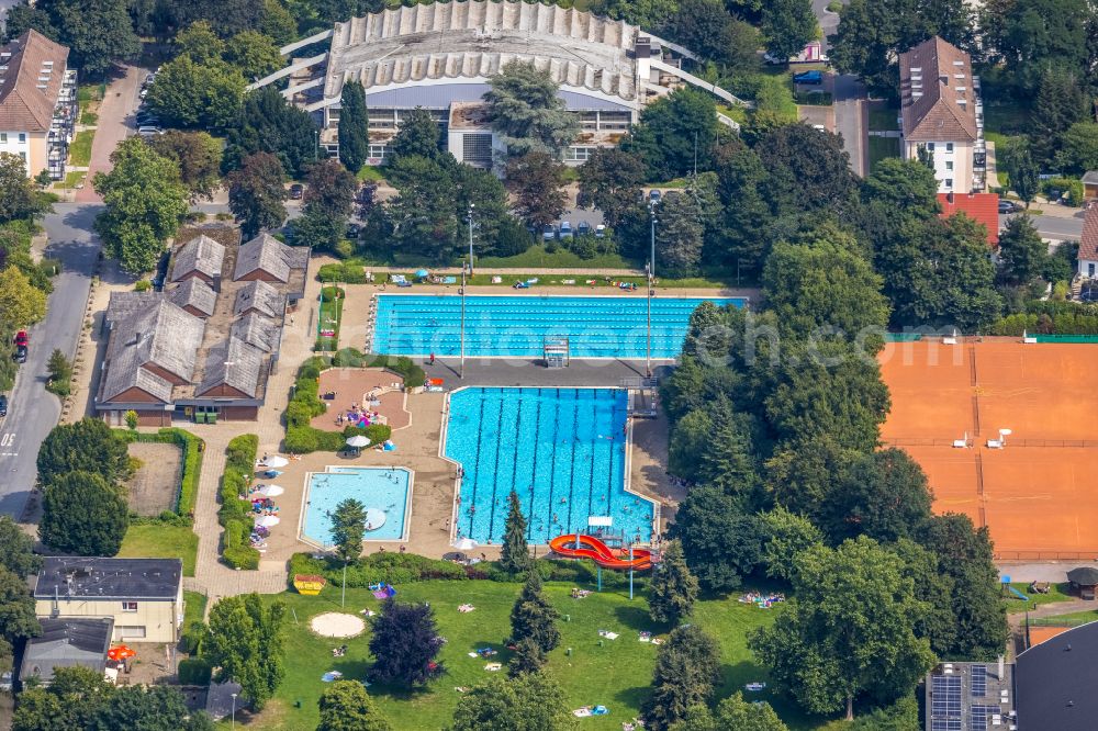 Kamen from the bird's eye view: Waterslide on Swimming pool of the Freibad Kamen-Mitte Am Schwimmbad in Kamen in the state North Rhine-Westphalia, Germany