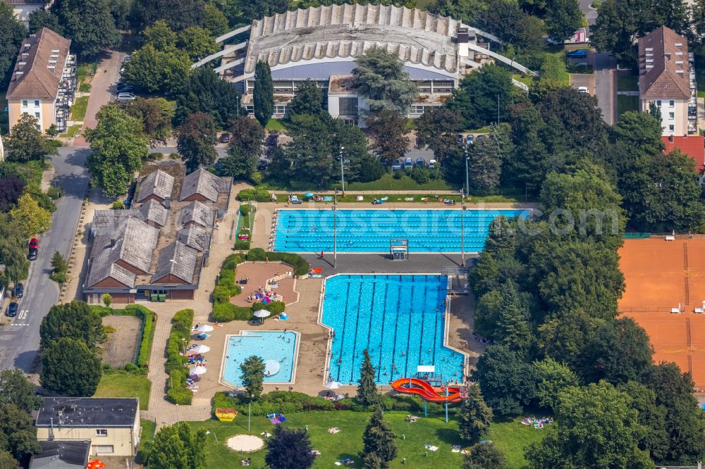 Aerial image Kamen - Waterslide on Swimming pool of the Freibad Kamen-Mitte Am Schwimmbad in Kamen in the state North Rhine-Westphalia, Germany