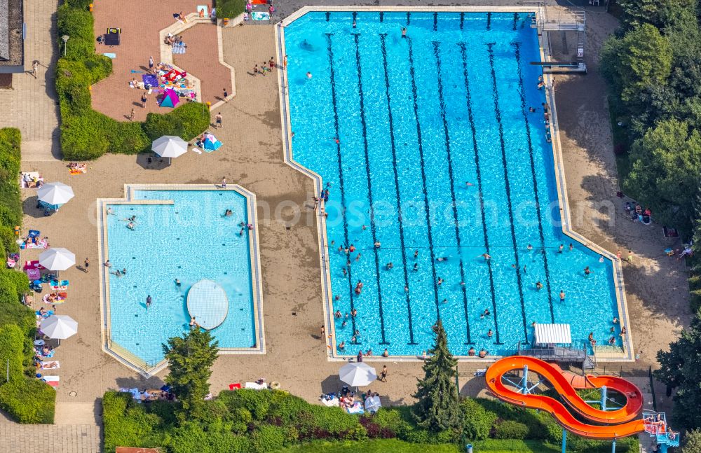 Aerial photograph Kamen - Waterslide on Swimming pool of the Freibad Kamen-Mitte Am Schwimmbad in Kamen in the state North Rhine-Westphalia, Germany