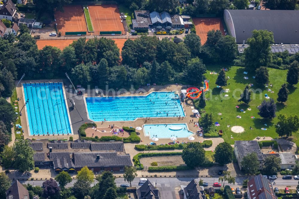 Kamen from above - Waterslide on Swimming pool of the Freibad Kamen-Mitte Am Schwimmbad in Kamen in the state North Rhine-Westphalia, Germany