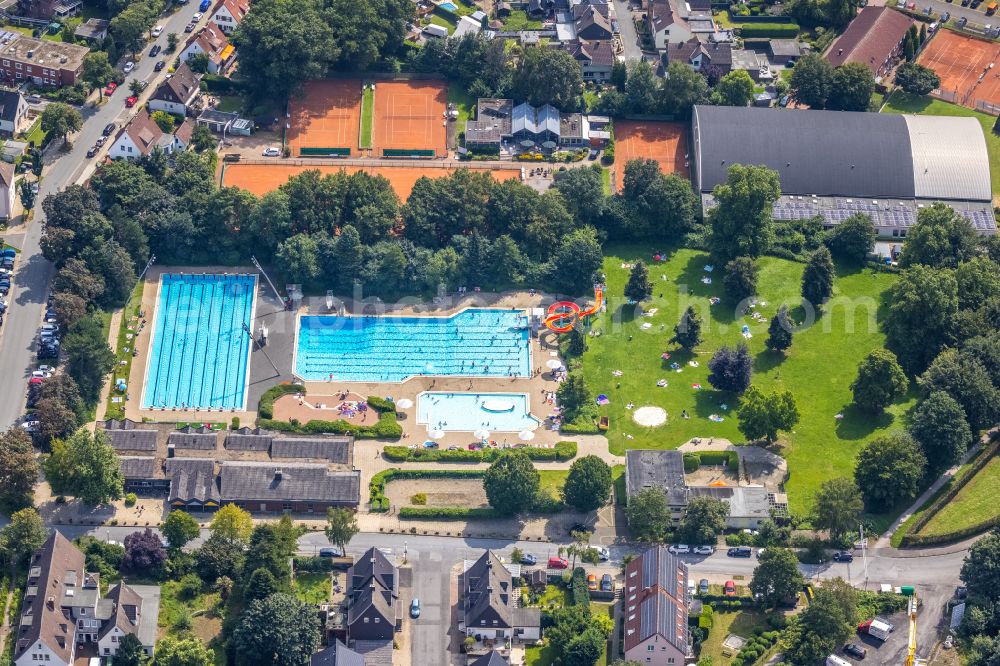 Aerial image Kamen - Waterslide on Swimming pool of the Freibad Kamen-Mitte Am Schwimmbad in Kamen in the state North Rhine-Westphalia, Germany