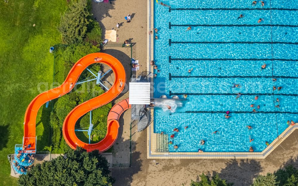 Aerial photograph Kamen - Waterslide on Swimming pool of the Freibad Kamen-Mitte Am Schwimmbad in Kamen in the state North Rhine-Westphalia, Germany