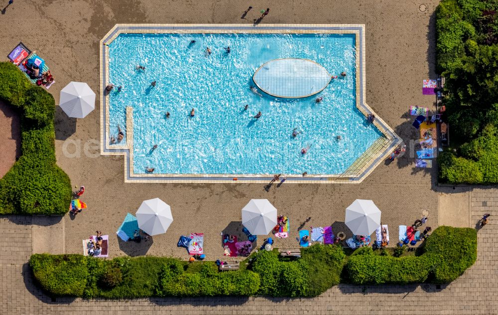 Kamen from the bird's eye view: Waterslide on Swimming pool of the Freibad Kamen-Mitte Am Schwimmbad in Kamen in the state North Rhine-Westphalia, Germany