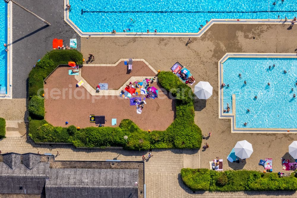 Aerial photograph Kamen - Waterslide on Swimming pool of the Freibad Kamen-Mitte Am Schwimmbad in Kamen in the state North Rhine-Westphalia, Germany