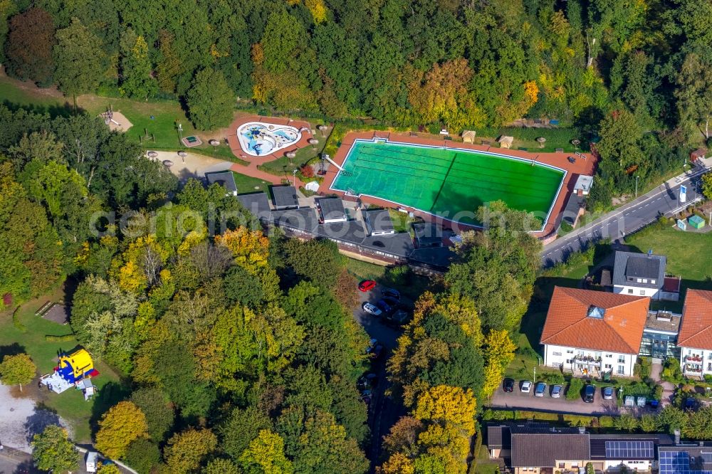 Aerial image Fröndenberg/Ruhr - Waterslide on Swimming pool of the Freibad Loehnbad Im Wiesengrund in Froendenberg/Ruhr in the state North Rhine-Westphalia, Germany