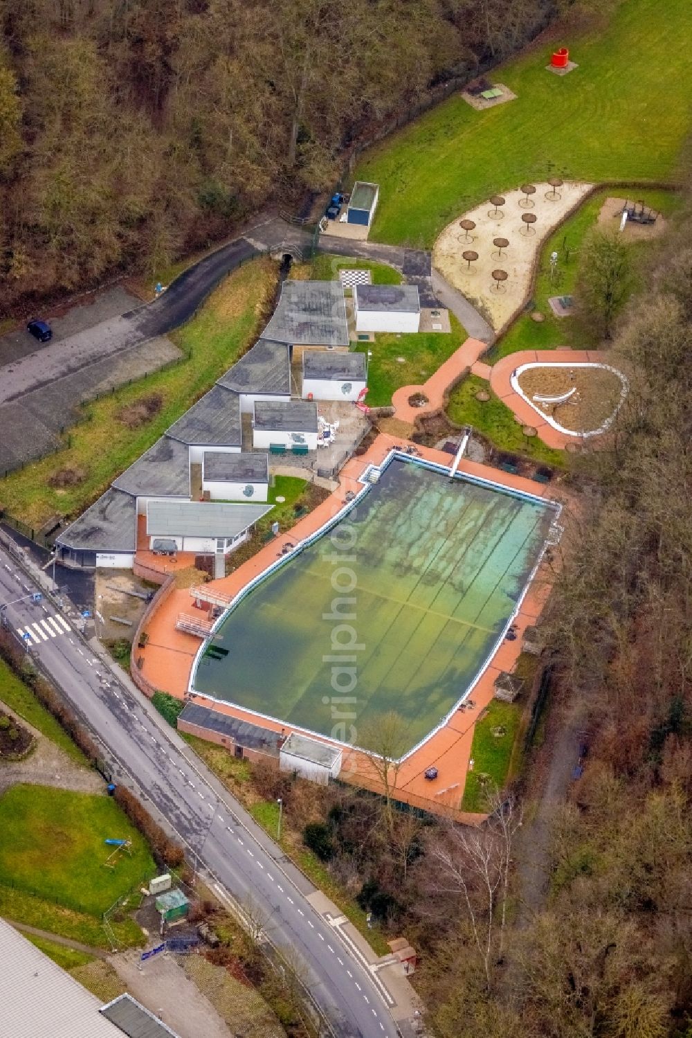 Aerial image Fröndenberg/Ruhr - Waterslide on Swimming pool of the Freibad Loehnbad Im Wiesengrund in Froendenberg/Ruhr in the state North Rhine-Westphalia, Germany