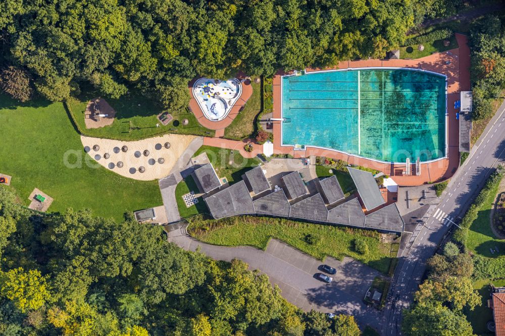 Aerial image Fröndenberg/Ruhr - Waterslide on Swimming pool of the Freibad Loehnbad Im Wiesengrund in Froendenberg/Ruhr in the state North Rhine-Westphalia, Germany