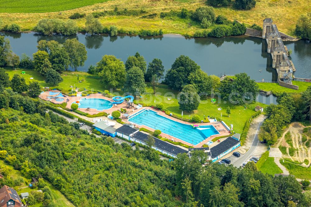 Aerial photograph Wickede (Ruhr) - Waterslide on Swimming pool of the Freibad Wickede (Ruhr) Im Winkel in the district Echthausen in Wickede (Ruhr) in the state North Rhine-Westphalia, Germany