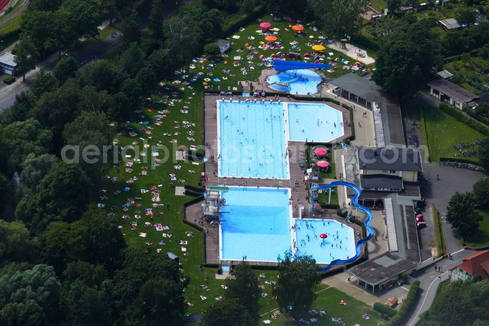 Aerial image Göttingen - Waterslide at the swimming pool of the on street Brauweg in Goettingen in the state Lower Saxony, Germany