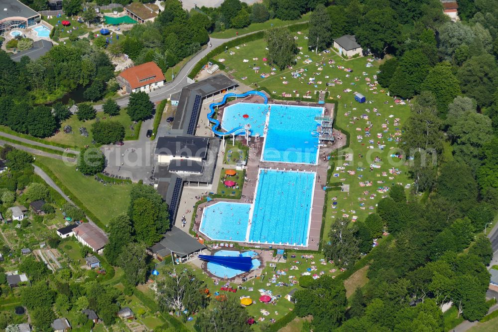 Aerial photograph Göttingen - Waterslide at the swimming pool of the on street Brauweg in Goettingen in the state Lower Saxony, Germany