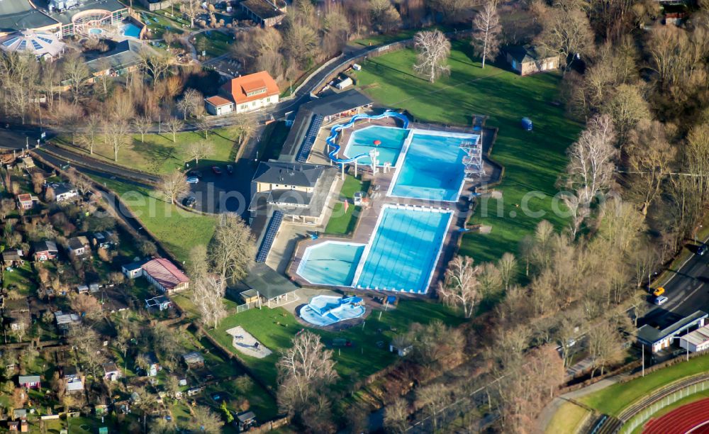 Aerial photograph Göttingen - Waterslide at the swimming pool of the on street Brauweg in Goettingen in the state Lower Saxony, Germany