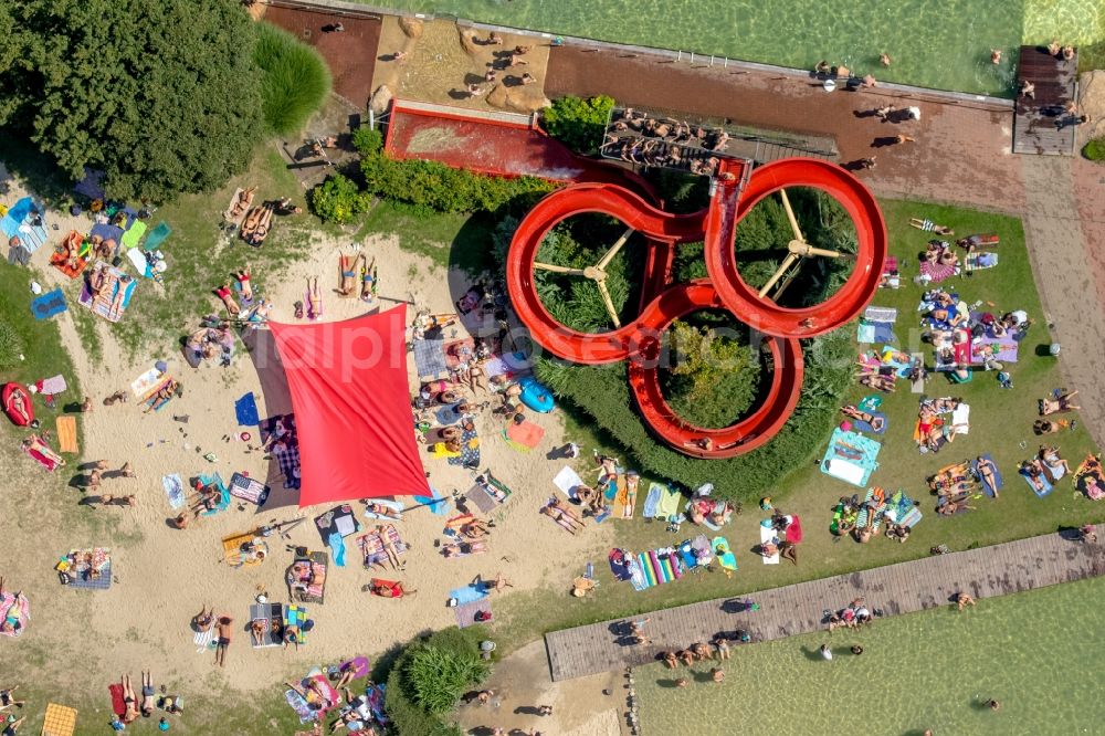 Mülheim an der Ruhr from the bird's eye view: Waterslide on Swimming pool of the Naturbad Muelheim-Styrum on Friesenstrasse in Muelheim on the Ruhr in the state North Rhine-Westphalia