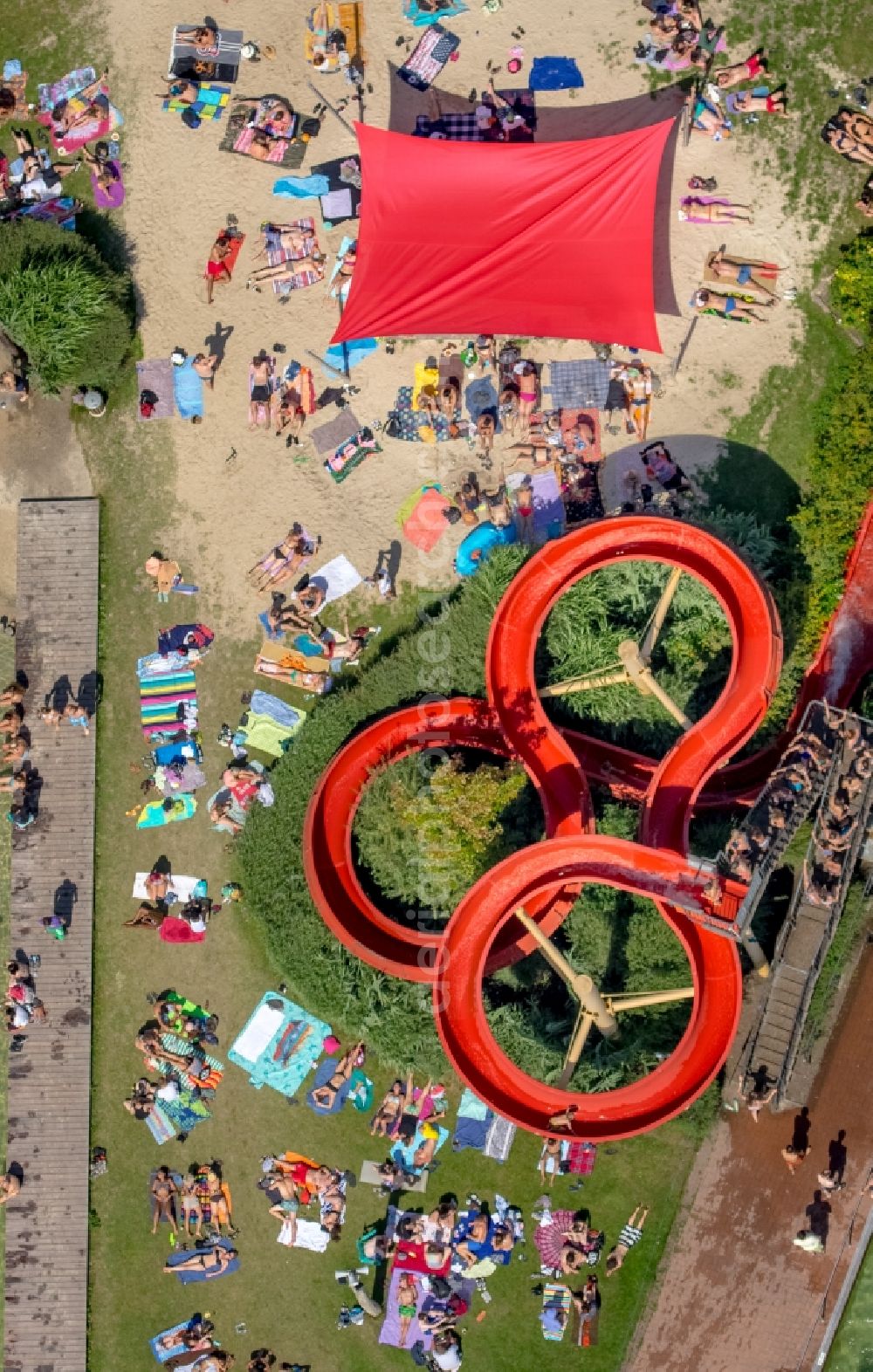 Aerial image Mülheim an der Ruhr - Waterslide on Swimming pool of the Naturbad Muelheim-Styrum on Friesenstrasse in Muelheim on the Ruhr in the state North Rhine-Westphalia