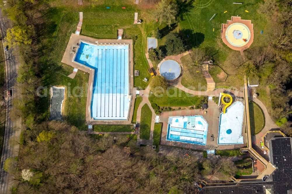 Holzwickede from the bird's eye view: Waterslide on Swimming pool of the Schoene Floete on Steinbruchstrasse in Holzwickede in the state North Rhine-Westphalia, Germany