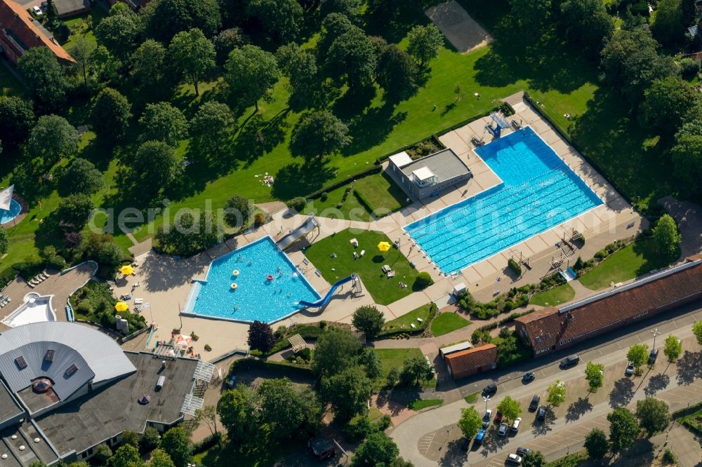 Stade from the bird's eye view: Waterslide on Swimming pool of the Solemio Erlebnis- and Solebad in Stade in the state Lower Saxony, Germany