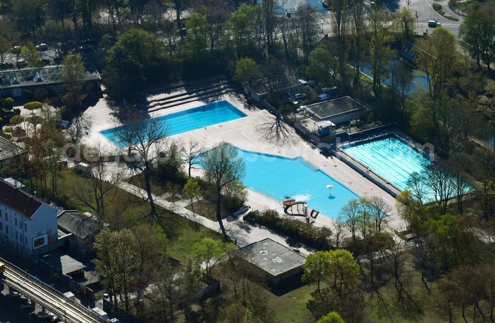 Aerial photograph Berlin - Waterslide on Swimming pool of the Sommerbad Kreuzberg on Prinzenstrasse in the district Kreuzberg in Berlin, Germany