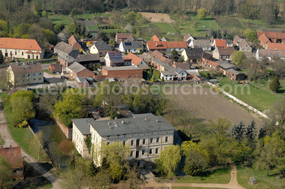 ANGERN from the bird's eye view: Blick auf das Schloss / Wasserschloss Angern. Im Jahr 1341 hatte Erzbischof Otto, Landgraf von Hessen, von Magdeburg in Angern das Schloss als Burg mit Wassergraben errichten lassen. Nach häufigen wechsel der Eigentümer wurde das Schloss 1384 im Auftrag des Erzbischof Albrecht IV saniert. In den Jahren bis 1424 wurde das Schloss oft verpfändet und wechselte dadurch sehr häufig den Besitzer, bis es schließlich in den Besitz der Familie von der Schulenburg fiel. Fast fünfhundert Jahre bis 1947. Von 1949 bis 1990 war in dem Schloss eine landwirtschaftliche Berufsschule untergebracht. 1997 erwarb die Familie von der Schulenburg das Schloss wieder.