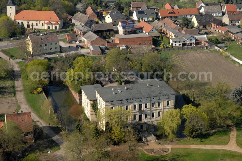 Aerial image ANGERN - Blick auf das Schloss / Wasserschloss Angern. Im Jahr 1341 hatte Erzbischof Otto, Landgraf von Hessen, von Magdeburg in Angern das Schloss als Burg mit Wassergraben errichten lassen. Nach häufigen wechsel der Eigentümer wurde das Schloss 1384 im Auftrag des Erzbischof Albrecht IV saniert. In den Jahren bis 1424 wurde das Schloss oft verpfändet und wechselte dadurch sehr häufig den Besitzer, bis es schließlich in den Besitz der Familie von der Schulenburg fiel. Fast fünfhundert Jahre bis 1947. Von 1949 bis 1990 war in dem Schloss eine landwirtschaftliche Berufsschule untergebracht. 1997 erwarb die Familie von der Schulenburg das Schloss wieder.