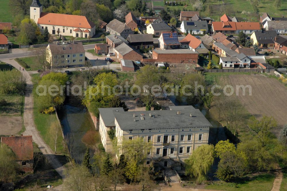 Aerial photograph ANGERN - Blick auf das Schloss / Wasserschloss Angern. Im Jahr 1341 hatte Erzbischof Otto, Landgraf von Hessen, von Magdeburg in Angern das Schloss als Burg mit Wassergraben errichten lassen. Nach häufigen wechsel der Eigentümer wurde das Schloss 1384 im Auftrag des Erzbischof Albrecht IV saniert. In den Jahren bis 1424 wurde das Schloss oft verpfändet und wechselte dadurch sehr häufig den Besitzer, bis es schließlich in den Besitz der Familie von der Schulenburg fiel. Fast fünfhundert Jahre bis 1947. Von 1949 bis 1990 war in dem Schloss eine landwirtschaftliche Berufsschule untergebracht. 1997 erwarb die Familie von der Schulenburg das Schloss wieder.