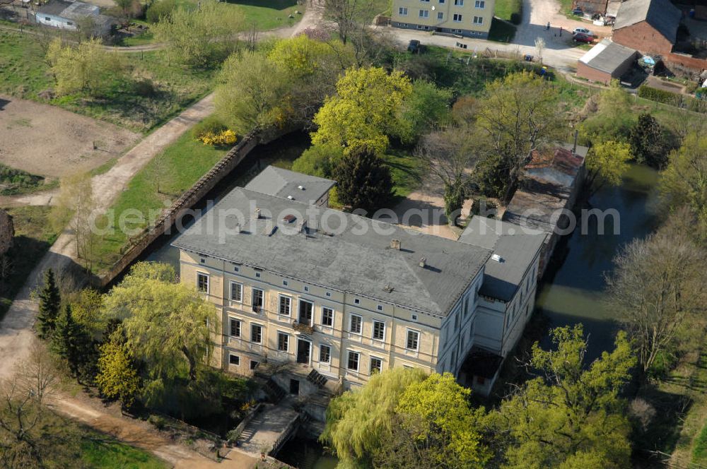 ANGERN from the bird's eye view: Blick auf das Schloss / Wasserschloss Angern. Im Jahr 1341 hatte Erzbischof Otto, Landgraf von Hessen, von Magdeburg in Angern das Schloss als Burg mit Wassergraben errichten lassen. Nach häufigen wechsel der Eigentümer wurde das Schloss 1384 im Auftrag des Erzbischof Albrecht IV saniert. In den Jahren bis 1424 wurde das Schloss oft verpfändet und wechselte dadurch sehr häufig den Besitzer, bis es schließlich in den Besitz der Familie von der Schulenburg fiel. Fast fünfhundert Jahre bis 1947. Von 1949 bis 1990 war in dem Schloss eine landwirtschaftliche Berufsschule untergebracht. 1997 erwarb die Familie von der Schulenburg das Schloss wieder.