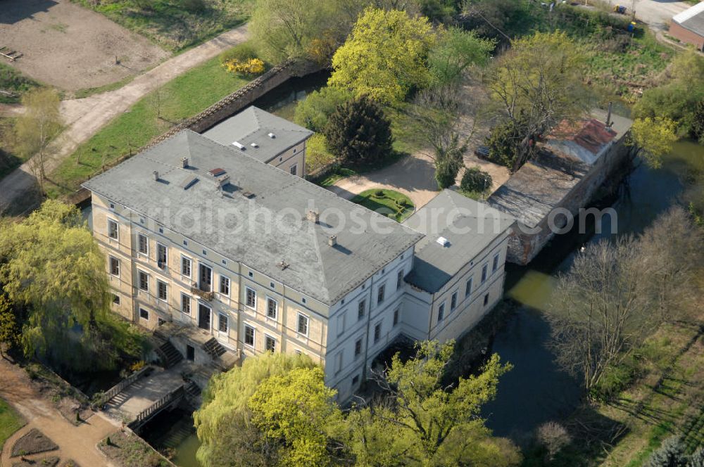 Aerial image ANGERN - Blick auf das Schloss / Wasserschloss Angern. Im Jahr 1341 hatte Erzbischof Otto, Landgraf von Hessen, von Magdeburg in Angern das Schloss als Burg mit Wassergraben errichten lassen. Nach häufigen wechsel der Eigentümer wurde das Schloss 1384 im Auftrag des Erzbischof Albrecht IV saniert. In den Jahren bis 1424 wurde das Schloss oft verpfändet und wechselte dadurch sehr häufig den Besitzer, bis es schließlich in den Besitz der Familie von der Schulenburg fiel. Fast fünfhundert Jahre bis 1947. Von 1949 bis 1990 war in dem Schloss eine landwirtschaftliche Berufsschule untergebracht. 1997 erwarb die Familie von der Schulenburg das Schloss wieder.