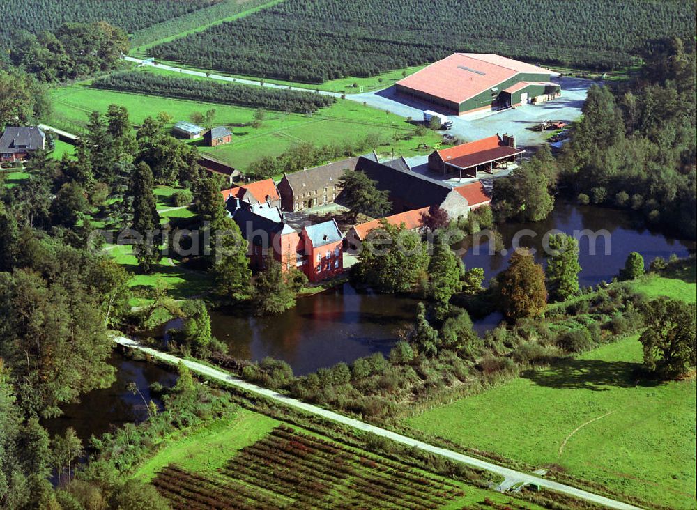 Aerial photograph Neukirchen-Vluyn - Blick auf das Wasserschloss Bloemersheim in Nordrhein-Westfalen, dem Stammsitz der Familie Freiherren von der Leyen. Water castle Bloemersheim in North Rhine-Westphalia.