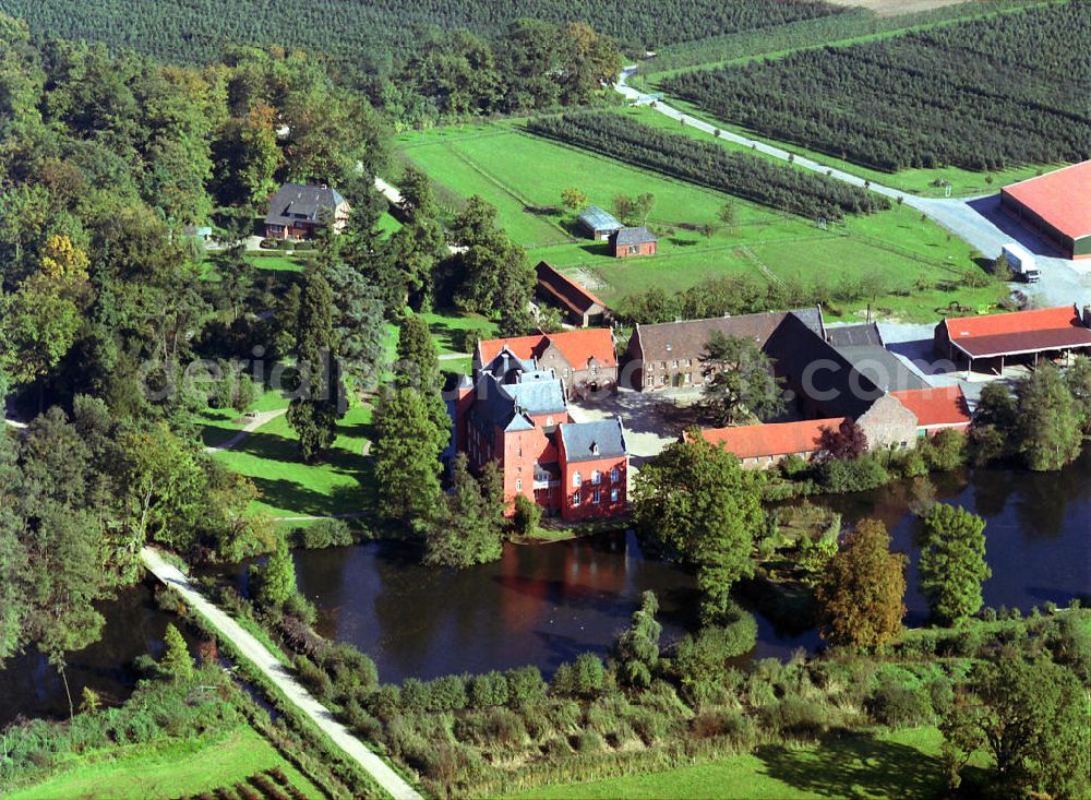 Neukirchen-Vluyn from above - Blick auf das Wasserschloss Bloemersheim in Nordrhein-Westfalen, dem Stammsitz der Familie Freiherren von der Leyen. Water castle Bloemersheim in North Rhine-Westphalia.