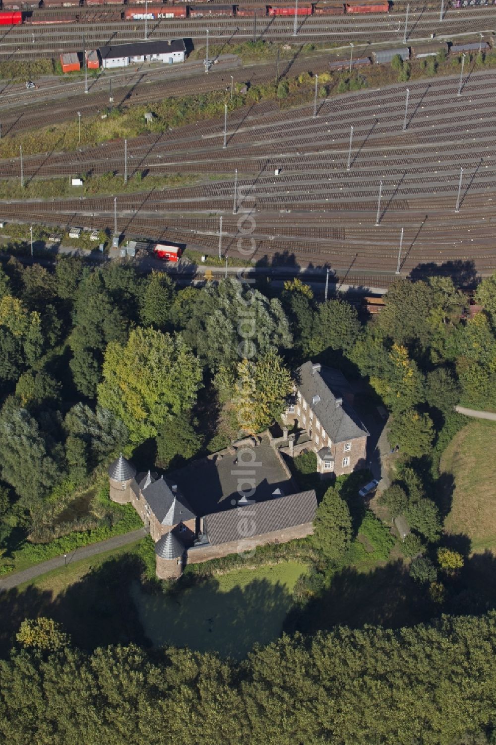 Aerial photograph Oberhausen - View of the Castle Vondern in the Municipality of Osterfeld Oberhausen. It was first mentioned the 13th Century, and is now used by the city of Oberhausen for concerts and weddings