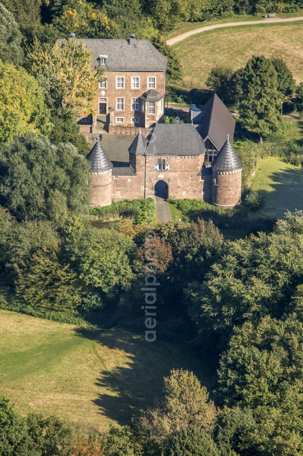 Aerial photograph Oberhausen - View of the Castle Vondern in the Municipality of Osterfeld Oberhausen. It was first mentioned the 13th Century, and is now used by the city of Oberhausen for concerts and weddings