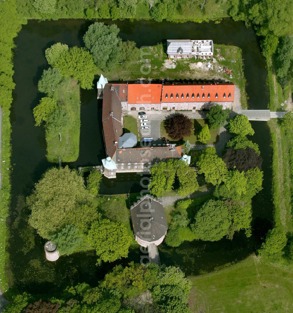 Aerial photograph Castrop-Rauxel - Blick auf das Wasserschloss Bladenhorst. Castle Bladenhorst, castle surrounded by moats.